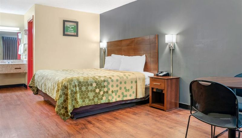 Zimmer - Econo Lodge Inn & Suites Forest