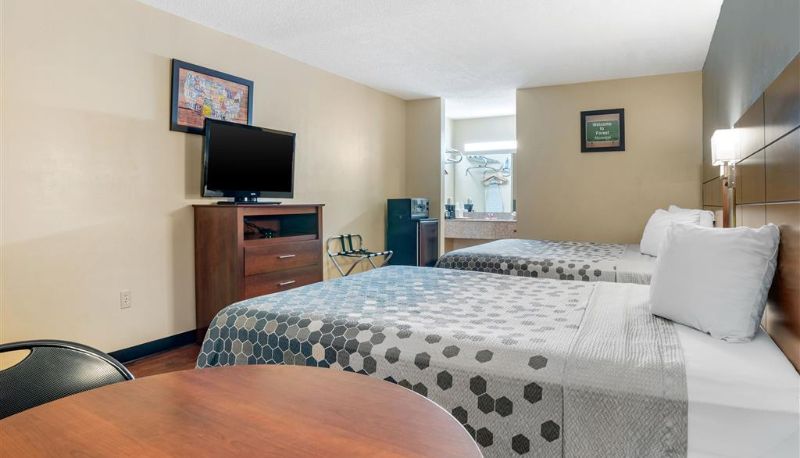 Zimmer - Econo Lodge Inn & Suites Forest