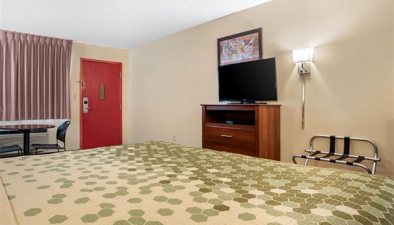 Zimmer - Econo Lodge Inn & Suites Forest