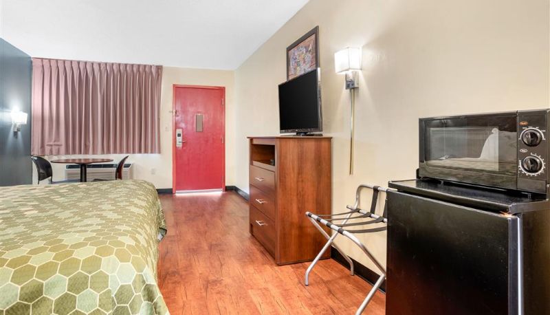 Zimmer - Econo Lodge Inn & Suites Forest