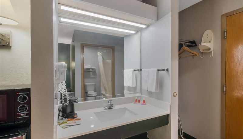 Habitación - Econo Lodge  Inn & Suites