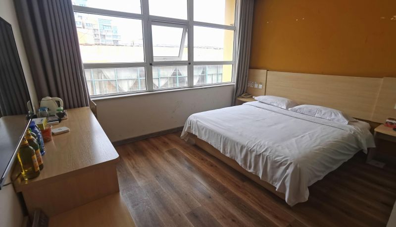 Zimmer - Su-8 Hotel (Taixi Street Branch of Feicheng Bus Station)