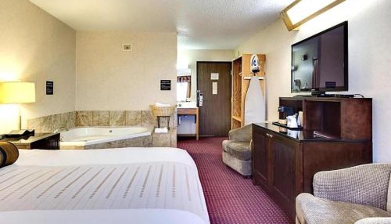 Süit - Fireside Inn and Suites