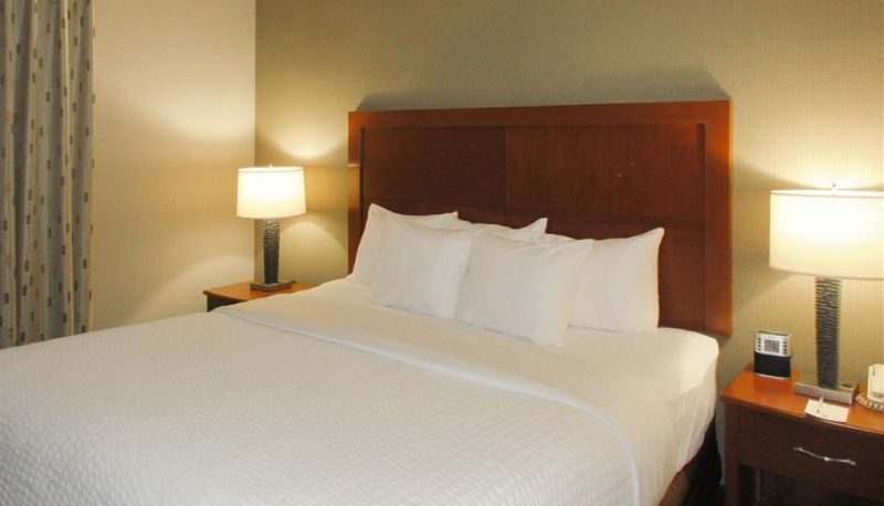 Room - Clarion Inn & Suites Cortland - University Area