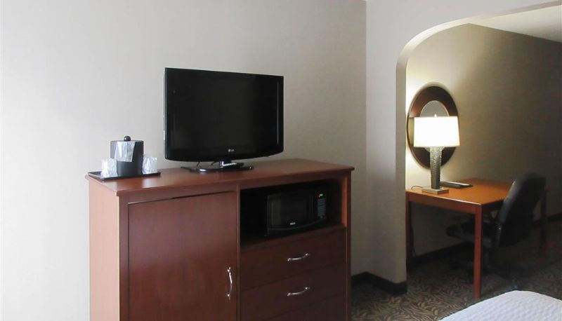 Room - Clarion Inn & Suites Cortland - University Area