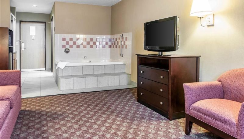 Camera - Quality Inn Defiance