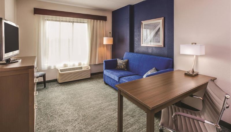 Camera - La Quinta Inn & Suites by Wyndham Philadelphia Airport