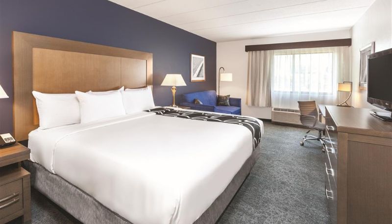 Camera - La Quinta Inn & Suites by Wyndham Philadelphia Airport
