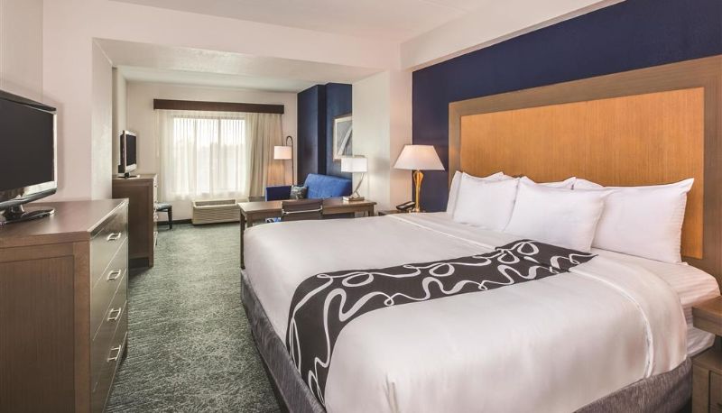 Camera - La Quinta Inn & Suites by Wyndham Philadelphia Airport