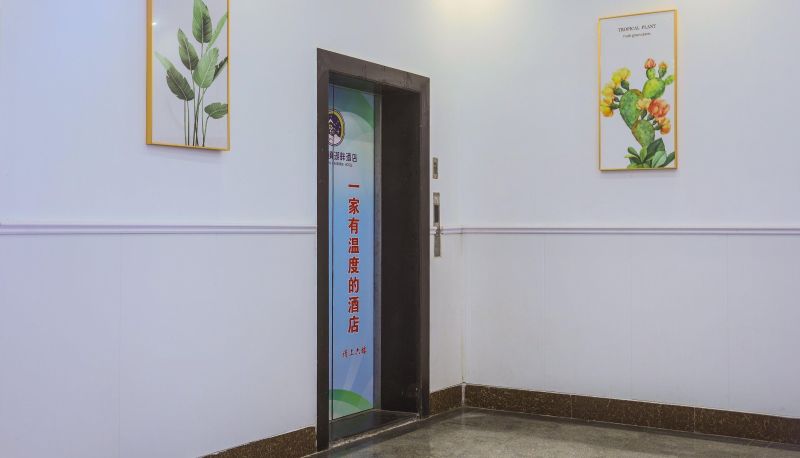 Area esterna dell'hotel - Happy Town Lakeside Hotel (Hubei University Subway Station Store)