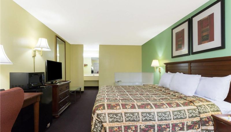 Camera - Days Inn by Wyndham Lamont/Monticello