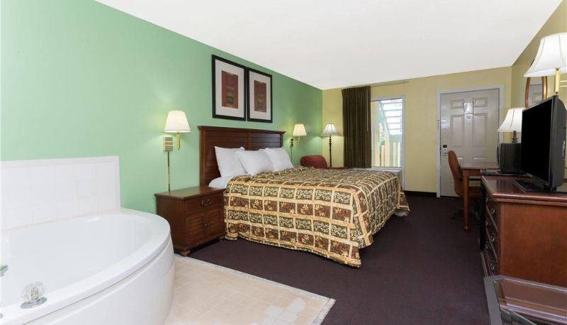 Zimmer - Days Inn by Wyndham Lamont/Monticello