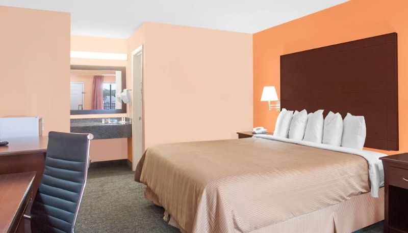 Zimmer - Days Inn by Wyndham Moulton