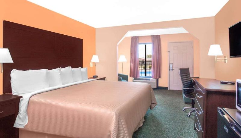 Camera - Days Inn by Wyndham Moulton