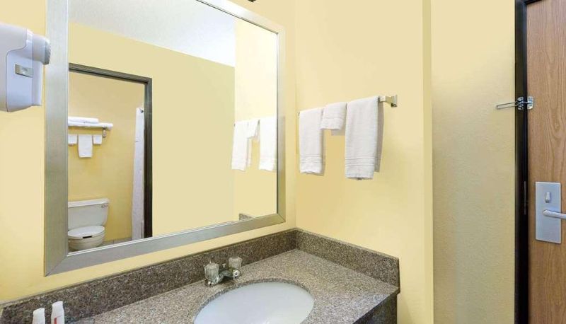 Camera - Econo Lodge Inn and Suites Yankton