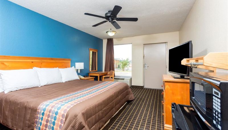 Camera - Days Inn by Wyndham Forest