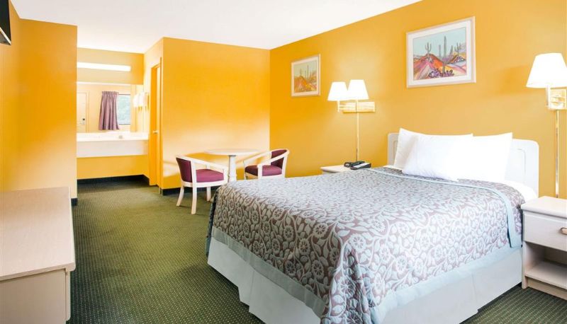 Zimmer - Days Inn by Wyndham Camilla