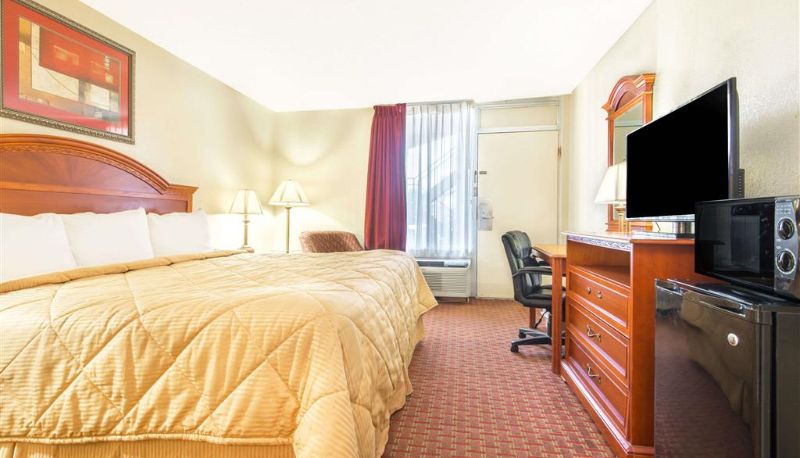 Camera - Days Inn by Wyndham Shorter