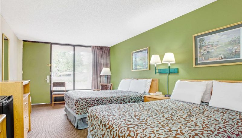 Zimmer - Days Inn by Wyndham Bradenton - Near the Gulf