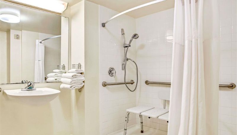 Zimmer - Days Inn by Wyndham Bradenton - Near the Gulf