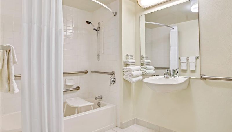 Zimmer - Days Inn by Wyndham Bradenton - Near the Gulf