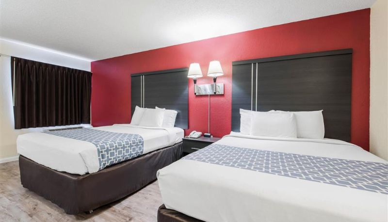 Zimmer - Econo Lodge Waynesville