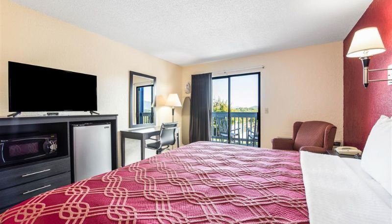 Zimmer - Econo Lodge Waynesville