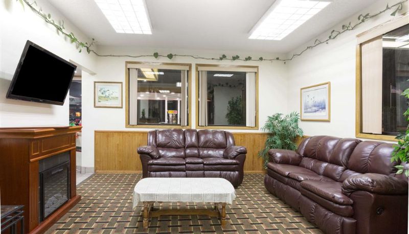 Lobby - Days Inn by Wyndham Paxton