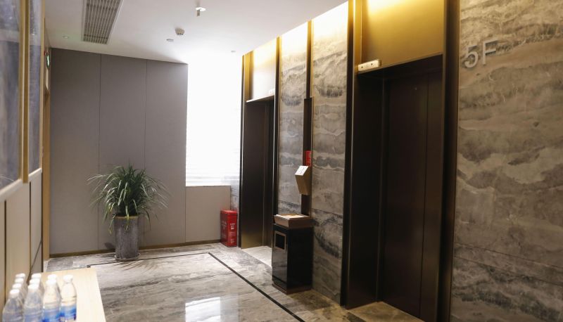Area esterna dell'hotel - Stern International Hotel