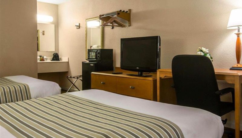 Room - Econo Lodge Inn & Suites Columbus near Fort Benning
