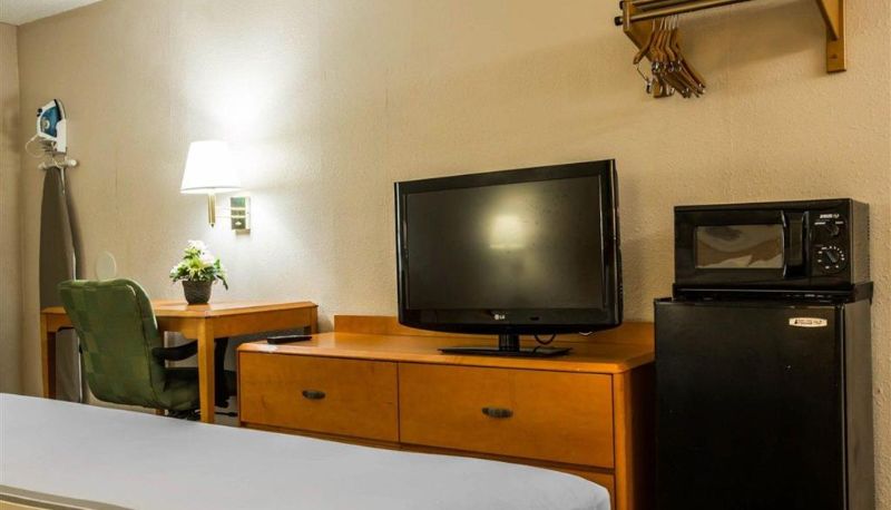 Room - Econo Lodge Inn & Suites Columbus near Fort Benning
