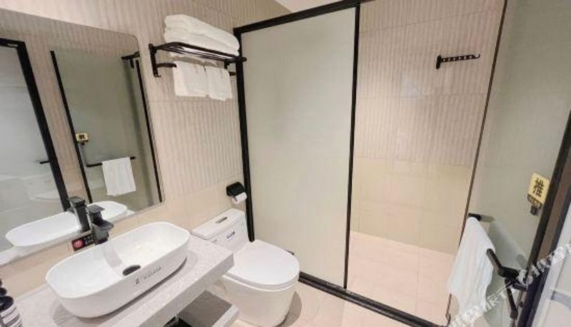 Camera - Yixuan Anlai Hotel (Zhaoping Bus Station)