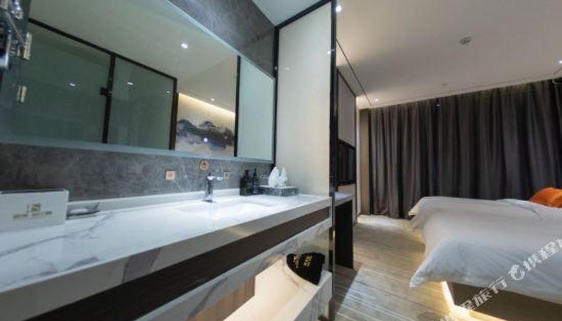 Camera - Lisi Boerman Hotel (Wanda Plaza)