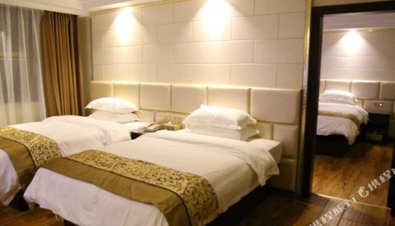 Habitación familiar - Sunshine Holiday Hotel