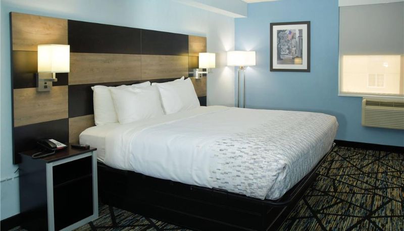 Room - Clarion Pointe Jacksonville near Camp Lejeune
