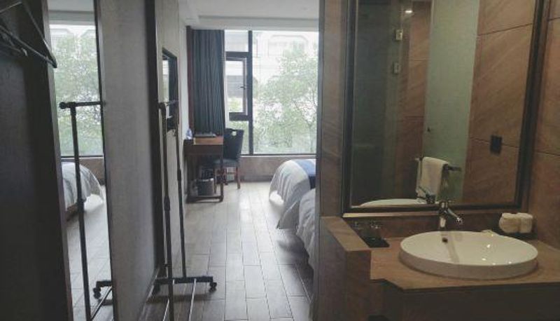 Zimmer - Jishou second quarter Holiday Hotel