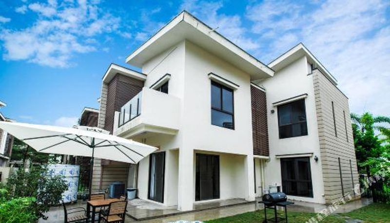 Camera business - Hailing mid summer holiday villa