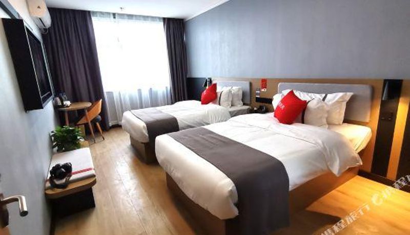 Camera - Orange Guest Chain Hotel