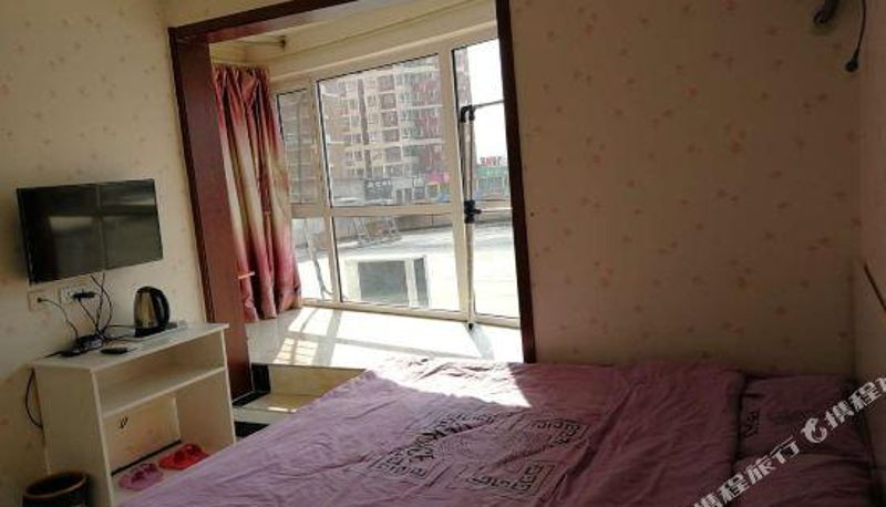 Zimmer mit Balkon - Chengde Four Seasons Family Apartment