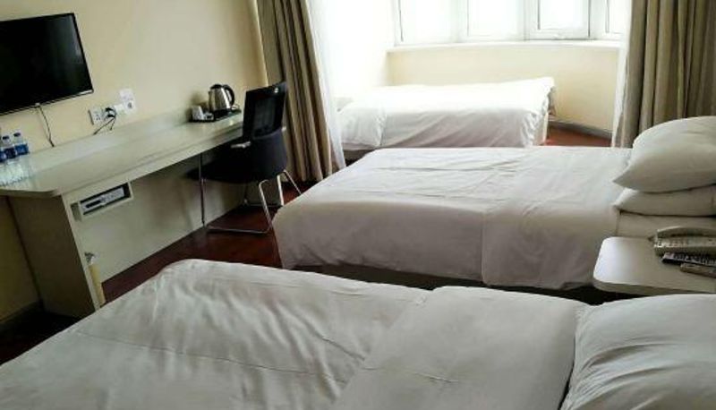 Zimmer - Fuyu Hotel (Yanji Pedestrian Street Qiansheng Shopping Plaza)