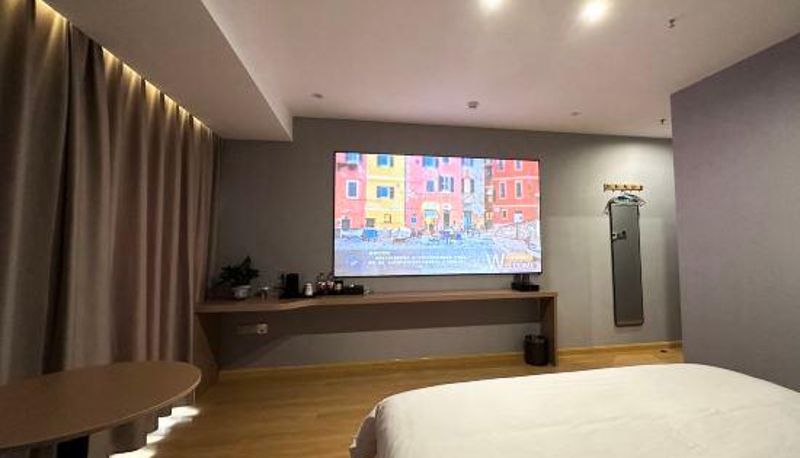 Camera - Cloudside Cinema Hotel