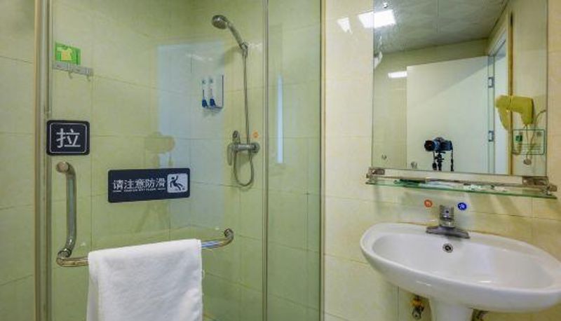 Zimmer - Green Boutique Hotel (Wuhan Railway Vocational and Technical College Zanglongdao Science Park Shop)