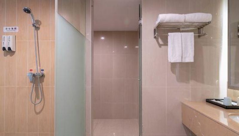 Camera business - Holiday Inn Wuhan Jianwu (High-speed Railway Station Heping Park Subway Station)