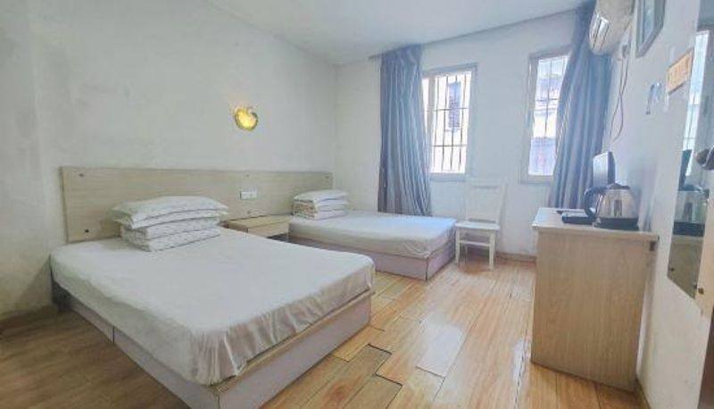 Zimmer - Yinhua Business Hotel (Wuhan Tongyi Street)