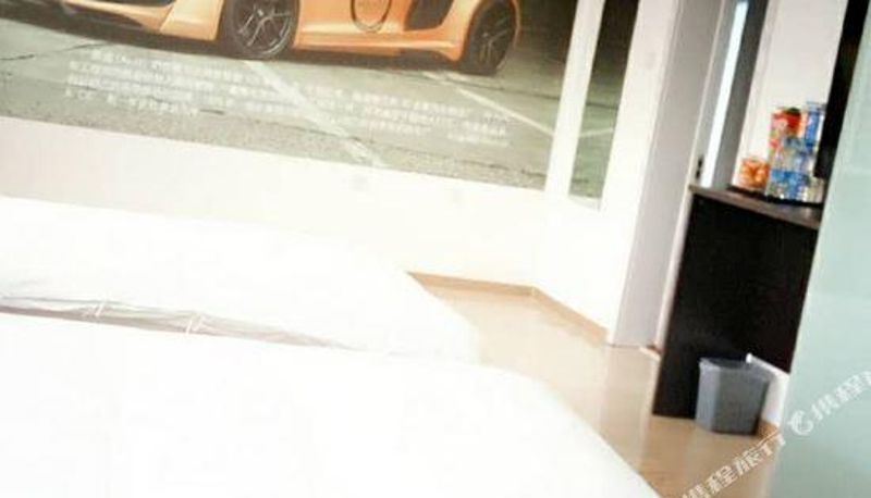 Room - Automobile Clock Hotel