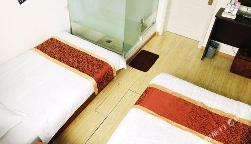 Room - Automobile Clock Hotel