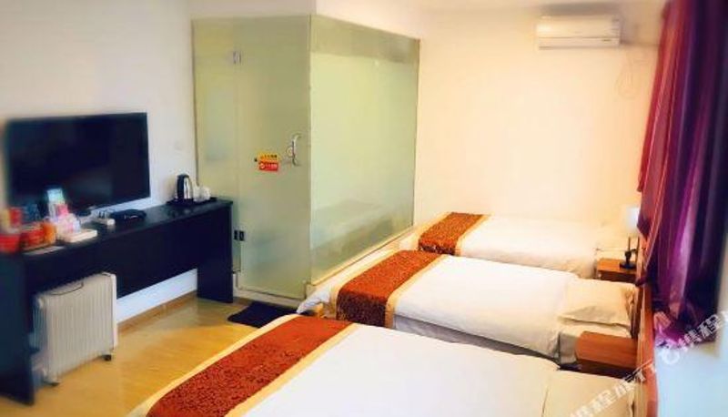 Room - Automobile Clock Hotel