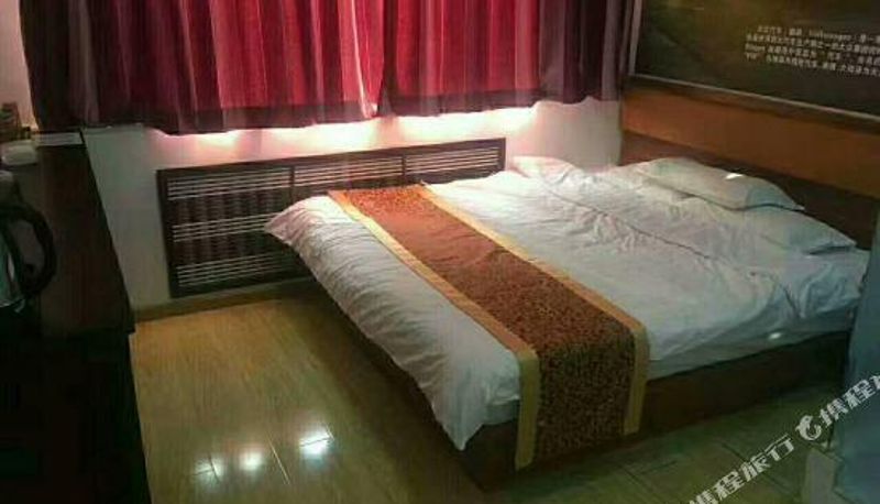 Room - Automobile Clock Hotel