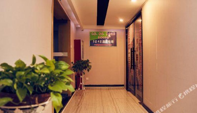 Rezeption - Qiu Hotel Chain (Qiu Railway Station Zhanqian Square)