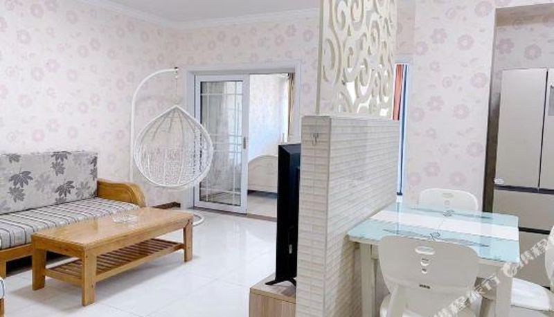 Room with balcony - Sugar Search Ocean View Apartment